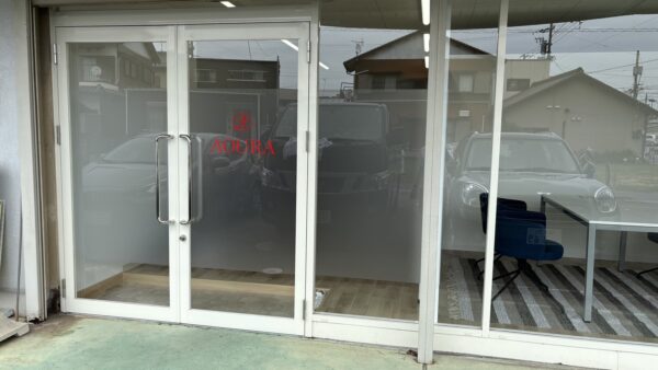 岐阜県各務原市 窓ガラスシート貼り作業