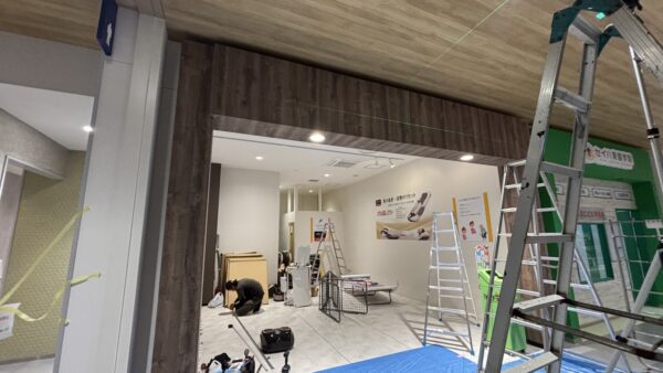 愛知県豊川市　商業施設内看板撤去作業