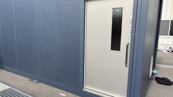 岐阜県可児市　扉シート貼り作業